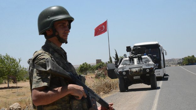 Турецкий солдат охраняет пограничный переход с Сирией