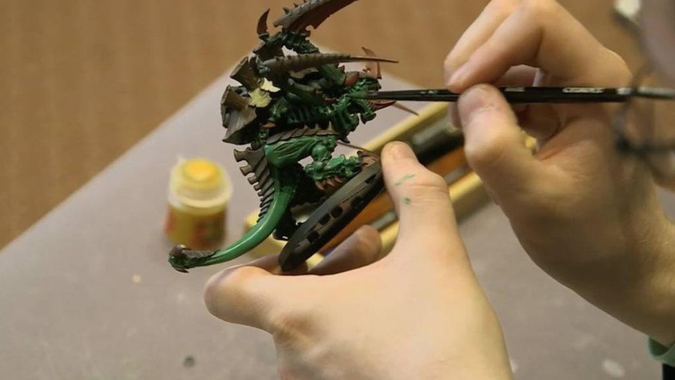 El joven trabaja en una fábrica de juguetes. "Puede ser que no me gusten demasiado los bebés que no paran de llorar, los carritos, o los padres un poco petulantes, pero no odio los niños". Pritchard pintando a mano un juguete de plástico