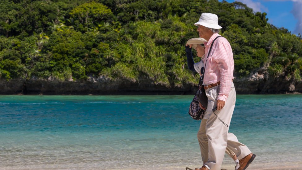 Pareja de adultos mayores en Okinawa