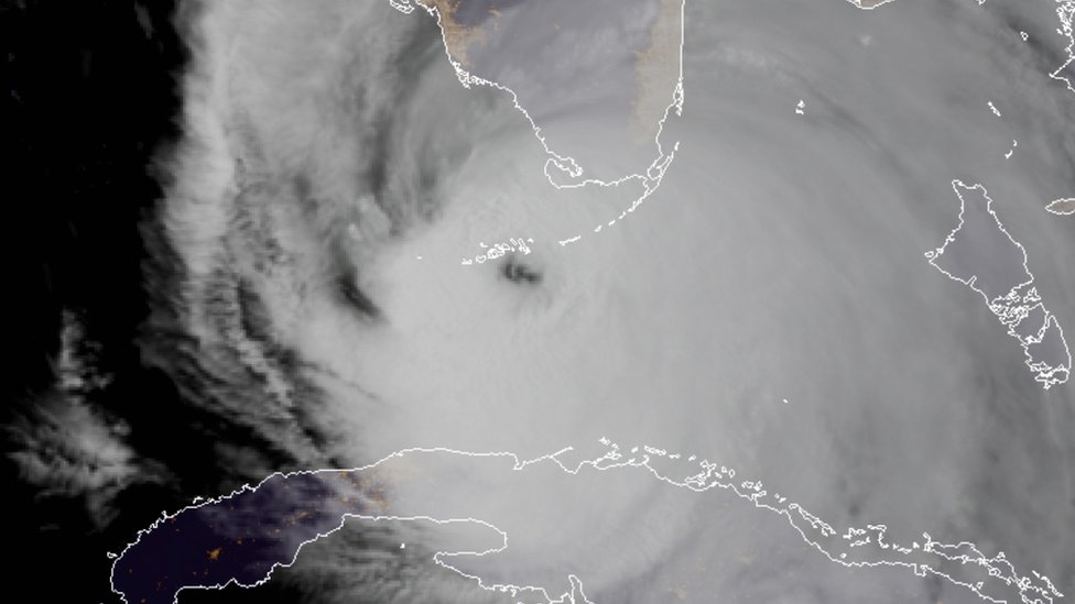 El huracán hizo retroceder las aguas de la costa oeste de Florida, los cayos y Bahamas. El ojo del huracán Irma a punto de impactar los cayos de Florida
