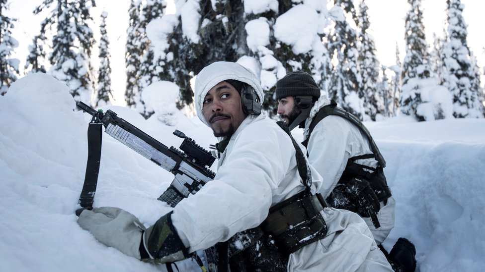 兩名瑞典士兵參加冬季練兵