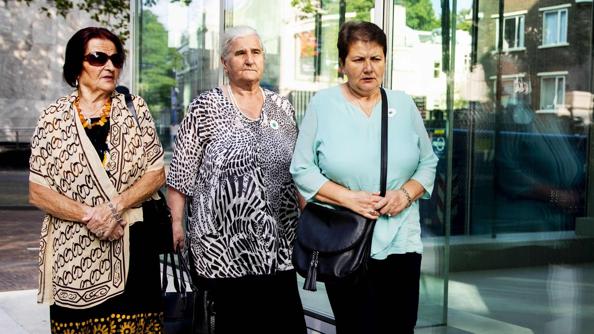 'Ibu-ibu Srebrenica' sedang menuju Mahkamah Agung Belanda yang mengadili kasus ini 19 Juli 2019