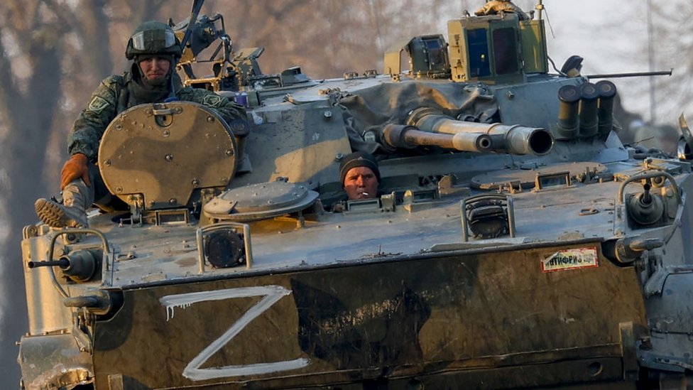Soldados rusos en un tanque de guerra en territorio ucraniano.