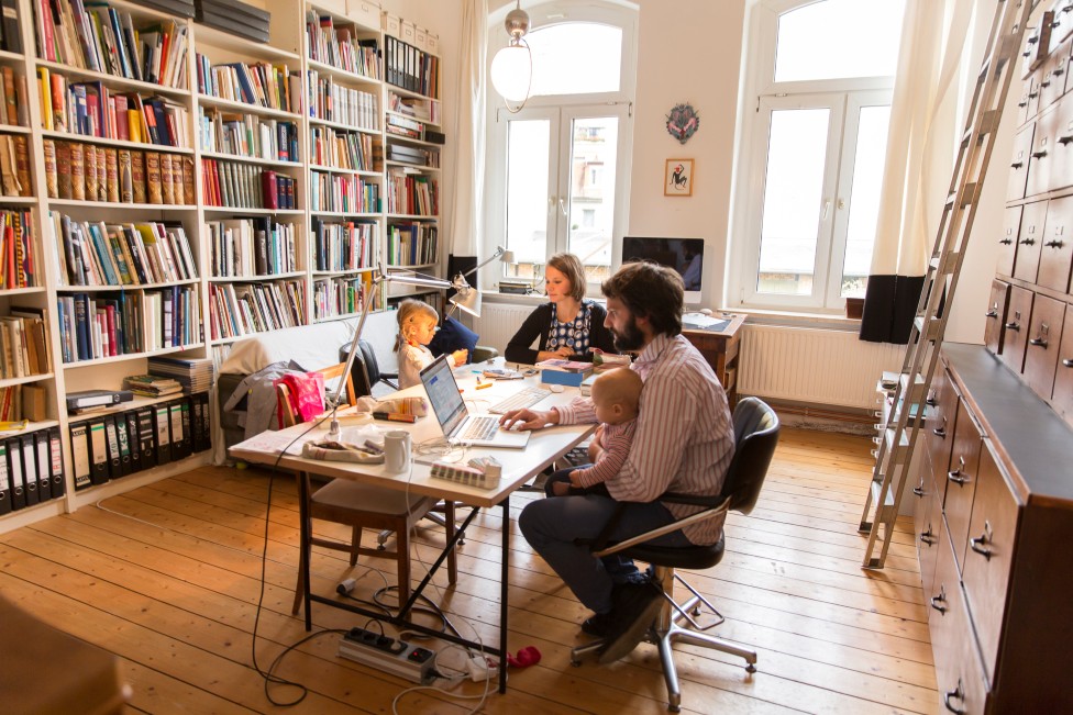 Padres trabajando con los hijos