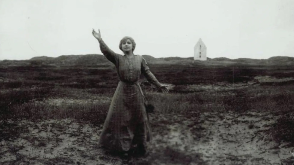Danski reditelj August Blom je prvi pokušao da ekranizuje sudar planeta svojim filmom Kraj sveta iz 1916. godine