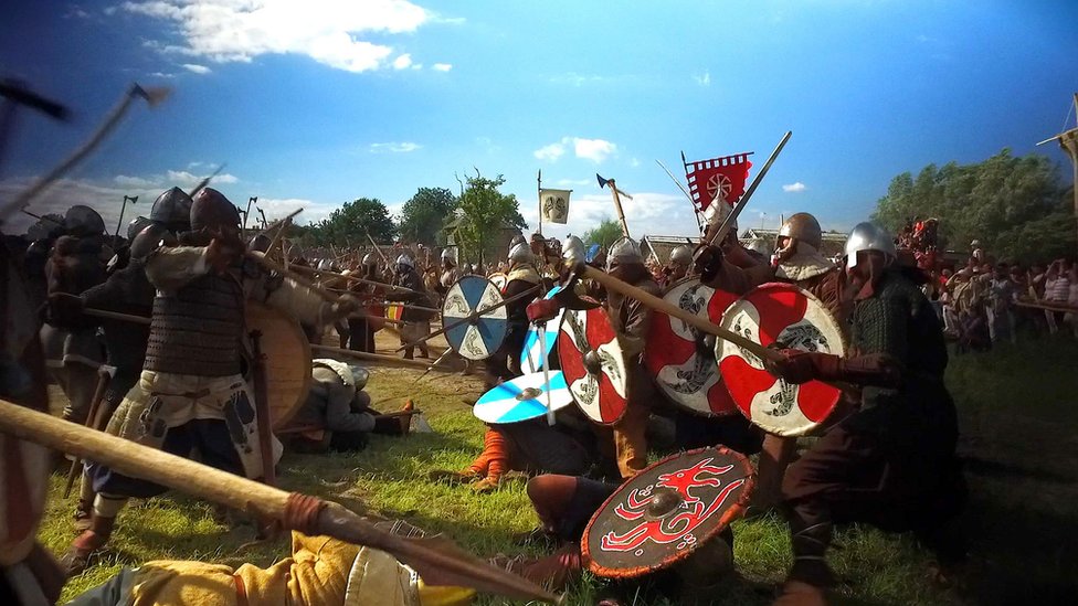 Los vikingos se dividen en dos bandos y se enfrentan... Enfrentamiento