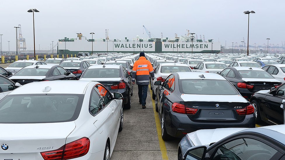Автомобили BMW ожидают погрузки на корабль