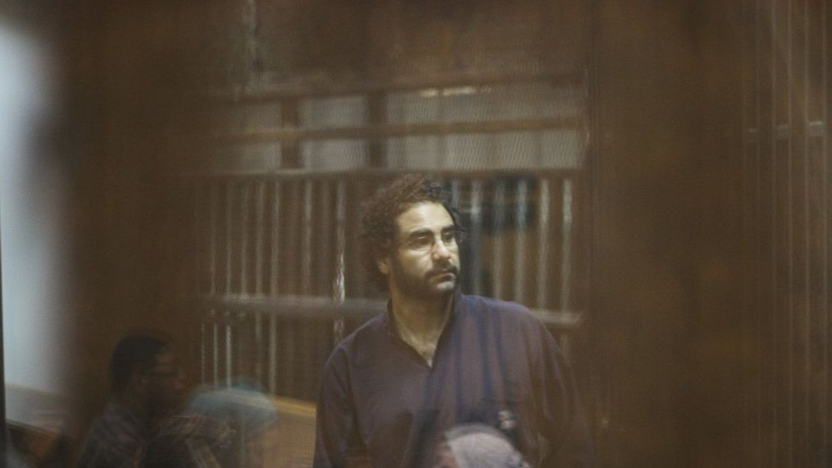"اللقاء الأول" لعلاء عبد الفتاح بعد الإفراج عنه في مصر، ومحاولات ماي المستميتة لتمرير "نصف" اتفاقها مع الاتحاد الأوروبي - BBC Arabic