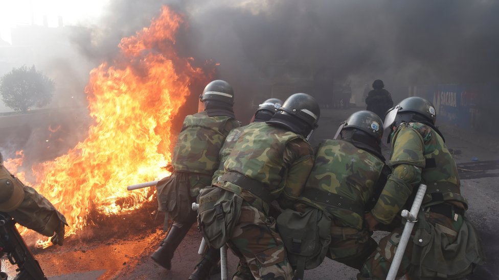 Военная полиция в Сакабе пытается разрушить баррикаду