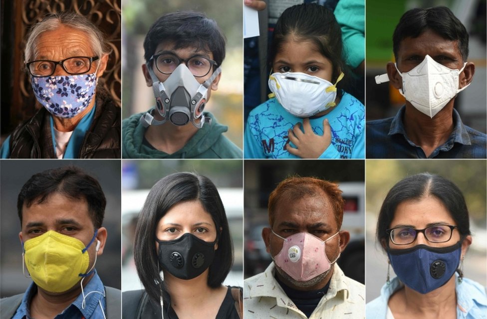 Эта комбинация фотографий, созданных 6 ноября 2018 года, показывает людей в масках для защиты от загрязнения воздуха в Дели