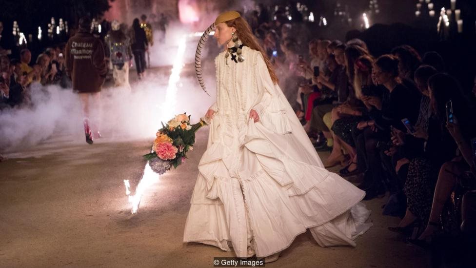 Koleksi Gucci Cruise 2019 yang menampilkan gaun pesta gaya 80an.
