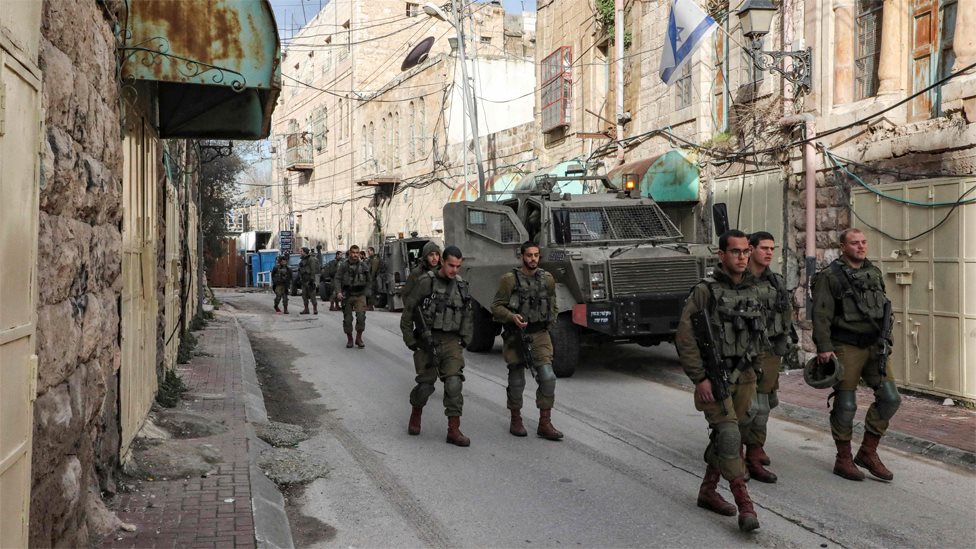 Израильские солдаты патрулируют улицу Шухада в разделенном городе Хеврон на оккупированном Западном берегу (28 января 2020 г.)