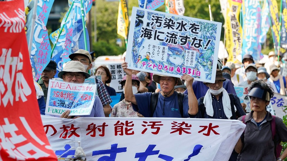 日本反對福島核廢水排放計劃群眾舉起示威標語走近東京電力公司總部（20/7/2023）