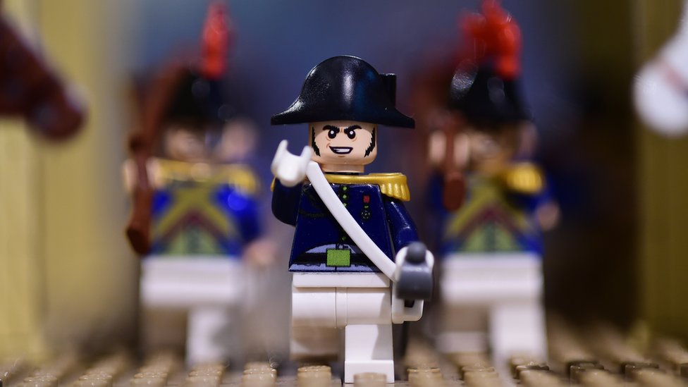 Построенная из кубиков Lego сцена из жизни бывшего французского императора Наполеона I представлена ??на выставке, воссоздающей жизнь бывшего французского императора Наполеона I, в Ватерлоо, 29 мая 2015 г.
