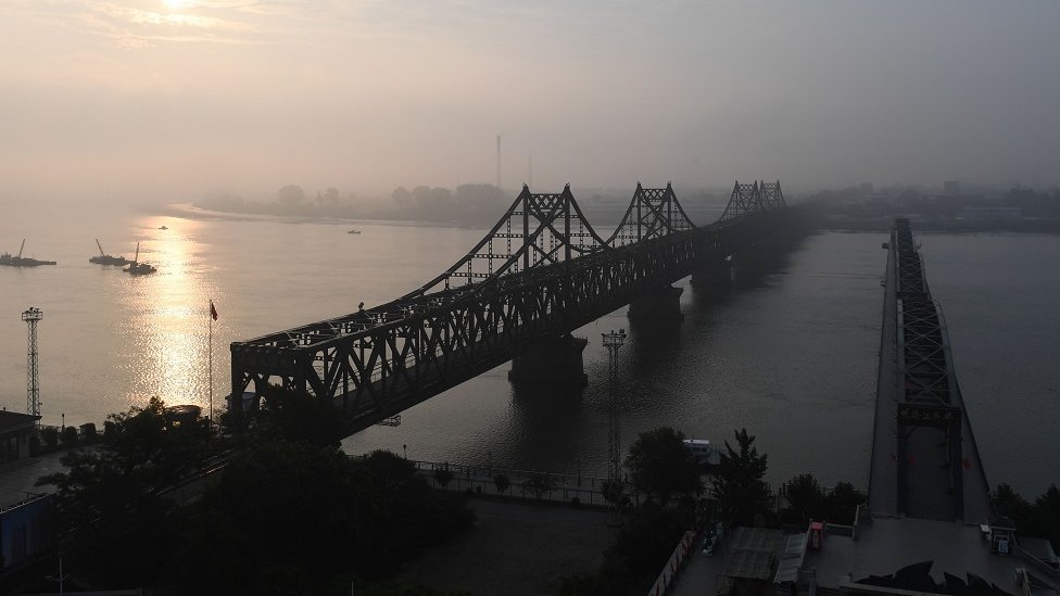 Este puente conecta Sinuiju, en Corea el Norte, con Dandong, China. Puente que conecta Sinuiju, en Corea el Norte, con Dandong, China.