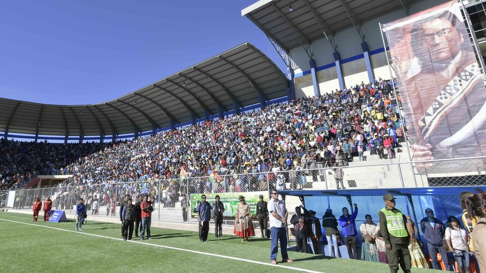 El nuevo estadio de fútbol de  primera división más alto del mundo ubicado en Bolivia .