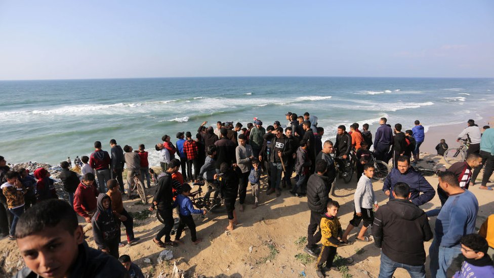 Palestinci čekaju da pomoć bude bačena iz vazduha, Deir al Balah