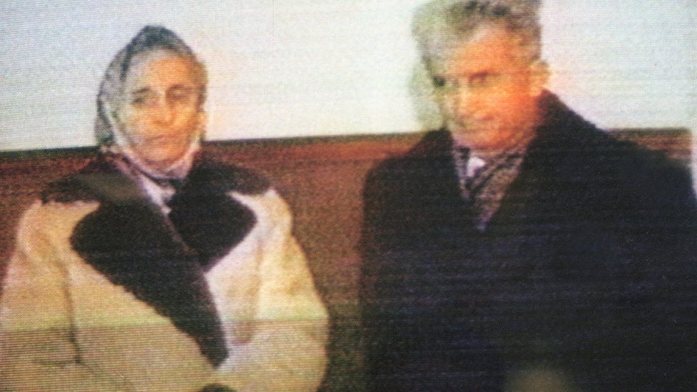 Elena Ceausescu y su esposo, el líder comunista Nicolae Ceausescu, horas antes de ser fusilados el 25 de diciembre de 1989.