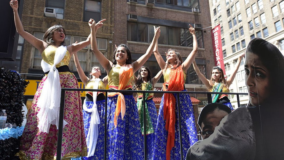 Inmigrantes indios en un desfile en Nueva York.