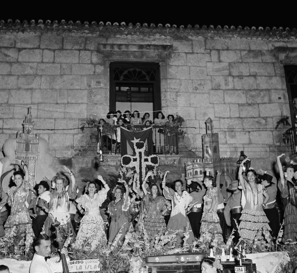 Люди собираются в традиционных костюмах в Гаванском соборе в Гаване