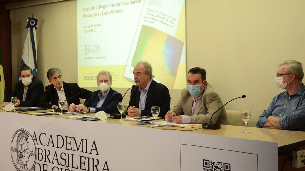 Aloizio Mercadante (ao centro), coordenador do plano de governo da chapa Lula-Alckmin, participou de reunião na ABC