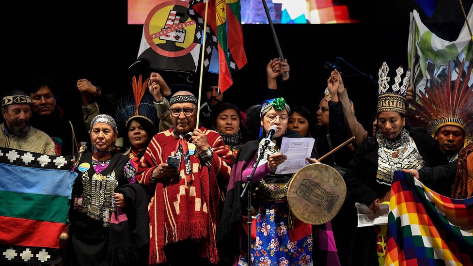 Представители коренных народов выступают на сцене после массового климатического марша