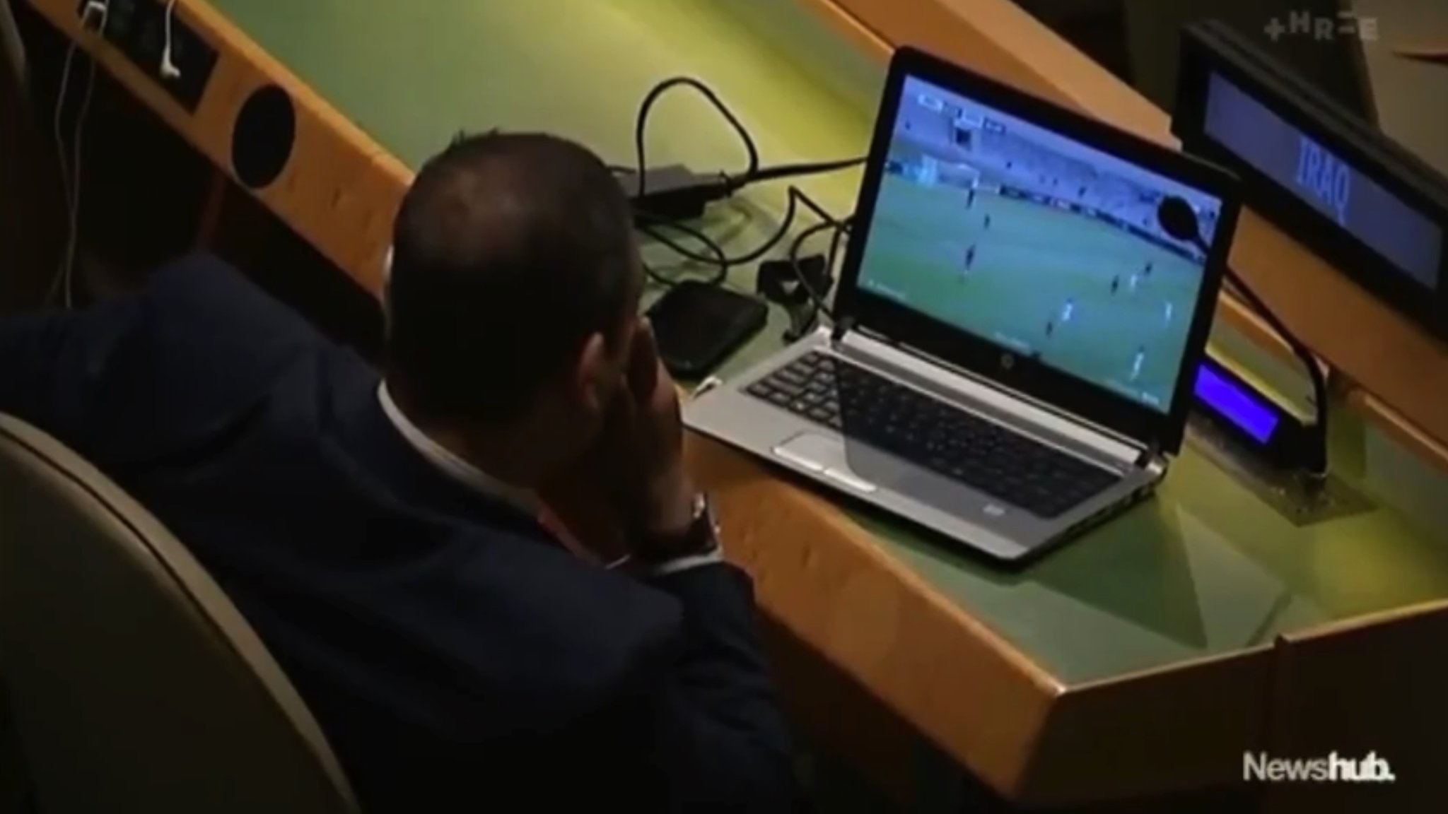 دبلوماسي عراقي يشاهد مباراة كرة قدم أثناء اجتماعات الجمعية العامة للأمم المتحدة
