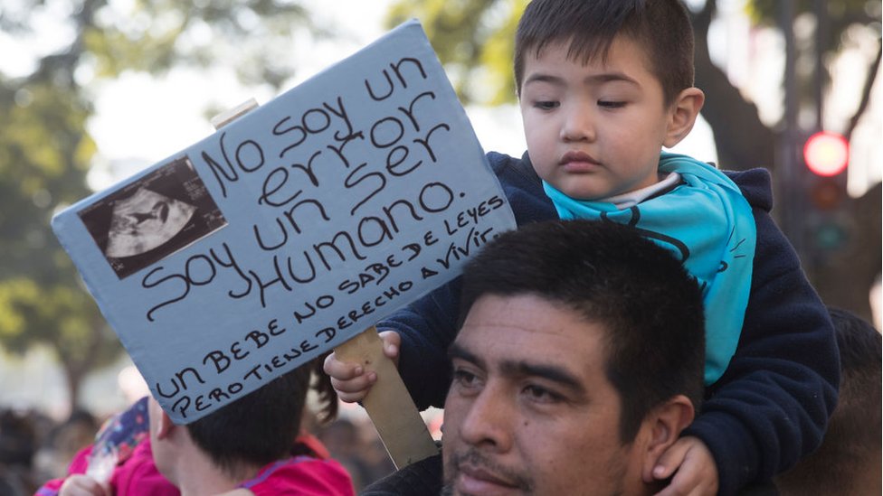Un niño sostiene una pancarta en la que se lee "No soy un error, soy un ser humano" durante una manifestación contra el aborto, en Buenos Aires el 4 de agosto de 2018.