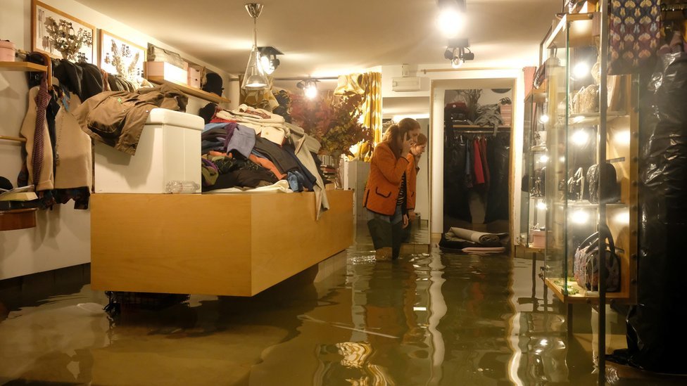 Una tienda inundada en Venecia. Una tienda inundada en Venecia.