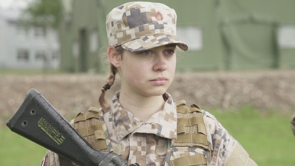 Mujer con un rifle