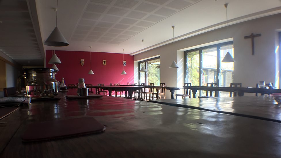 Esta es la sala que las religiosas usan para los eventos con los monjes. Sala de eventos del monasterio.