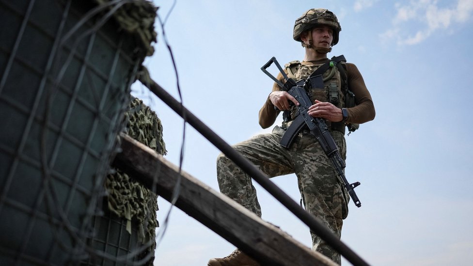 Donbas'ta cephedeki bir Ukrayna askeri