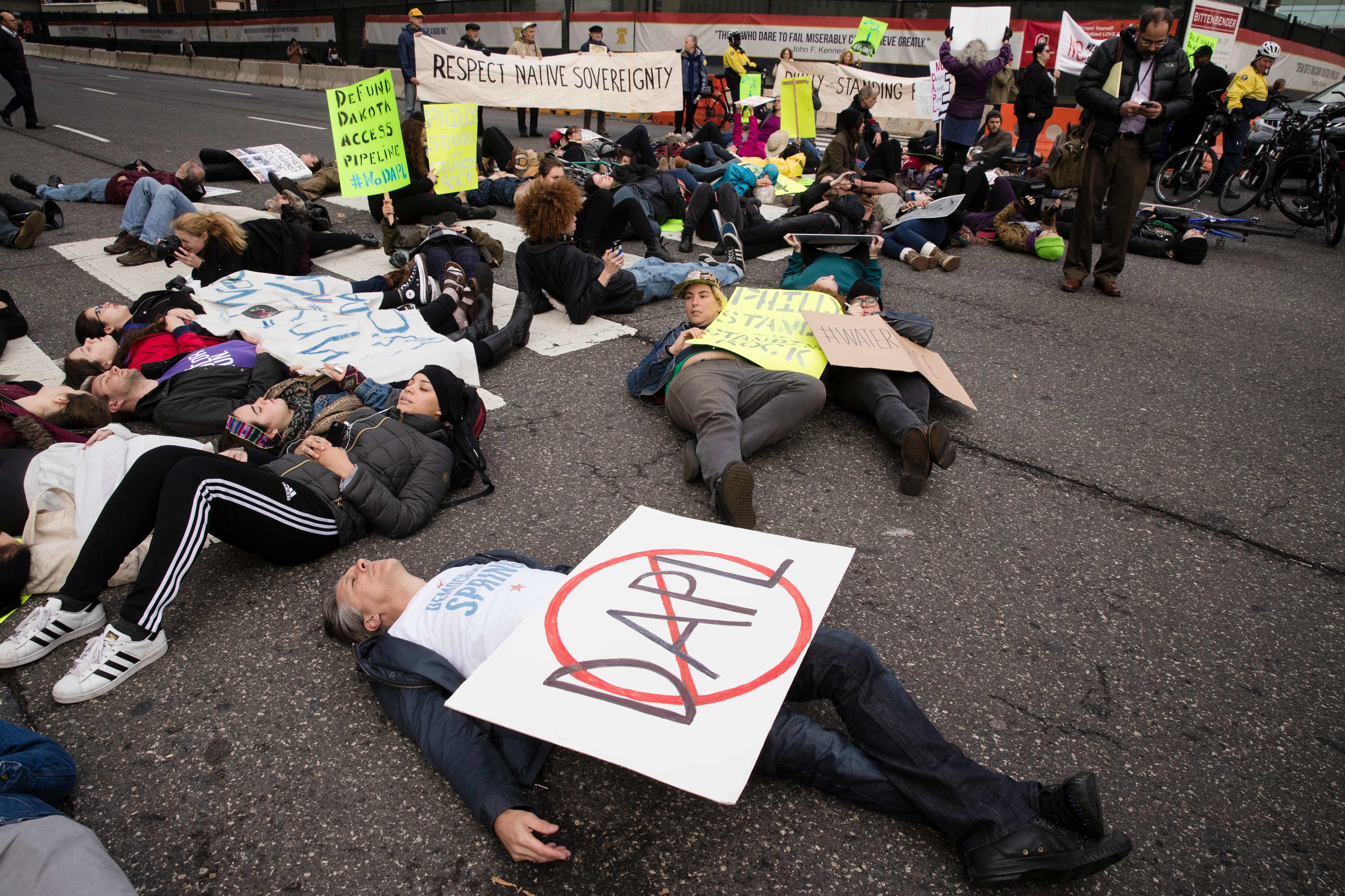 Акция солидарности в Филадельфии против проекта нефтепровода в Северной Дакоте