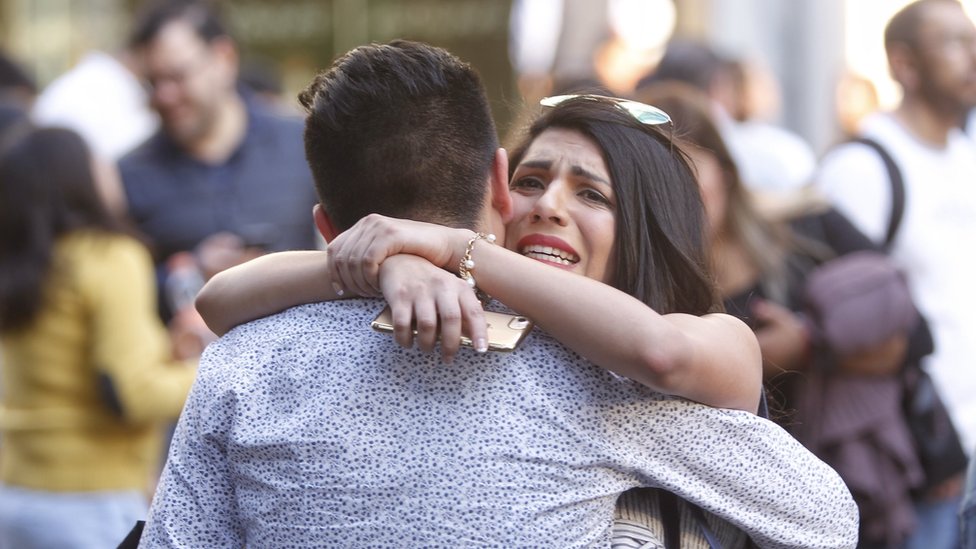 Una pareja se abraza Una pareja se abraza