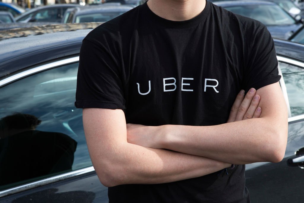 Un hombre con una camiseta de Uber