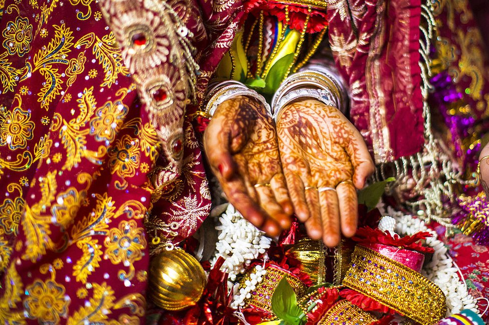 Novia con manos pintadas de henna en India