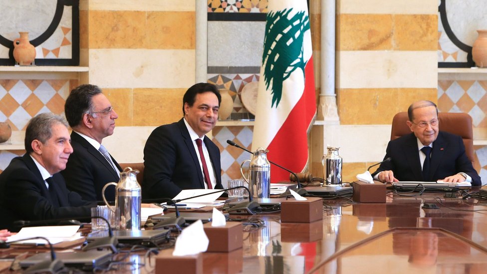 Президент Ливана Мишель Аун (справа) и премьер-министр Хасан Диаб (справа) проводят заседание нового кабинета министров в президентском дворце Баабда (22 января 2020 г.)