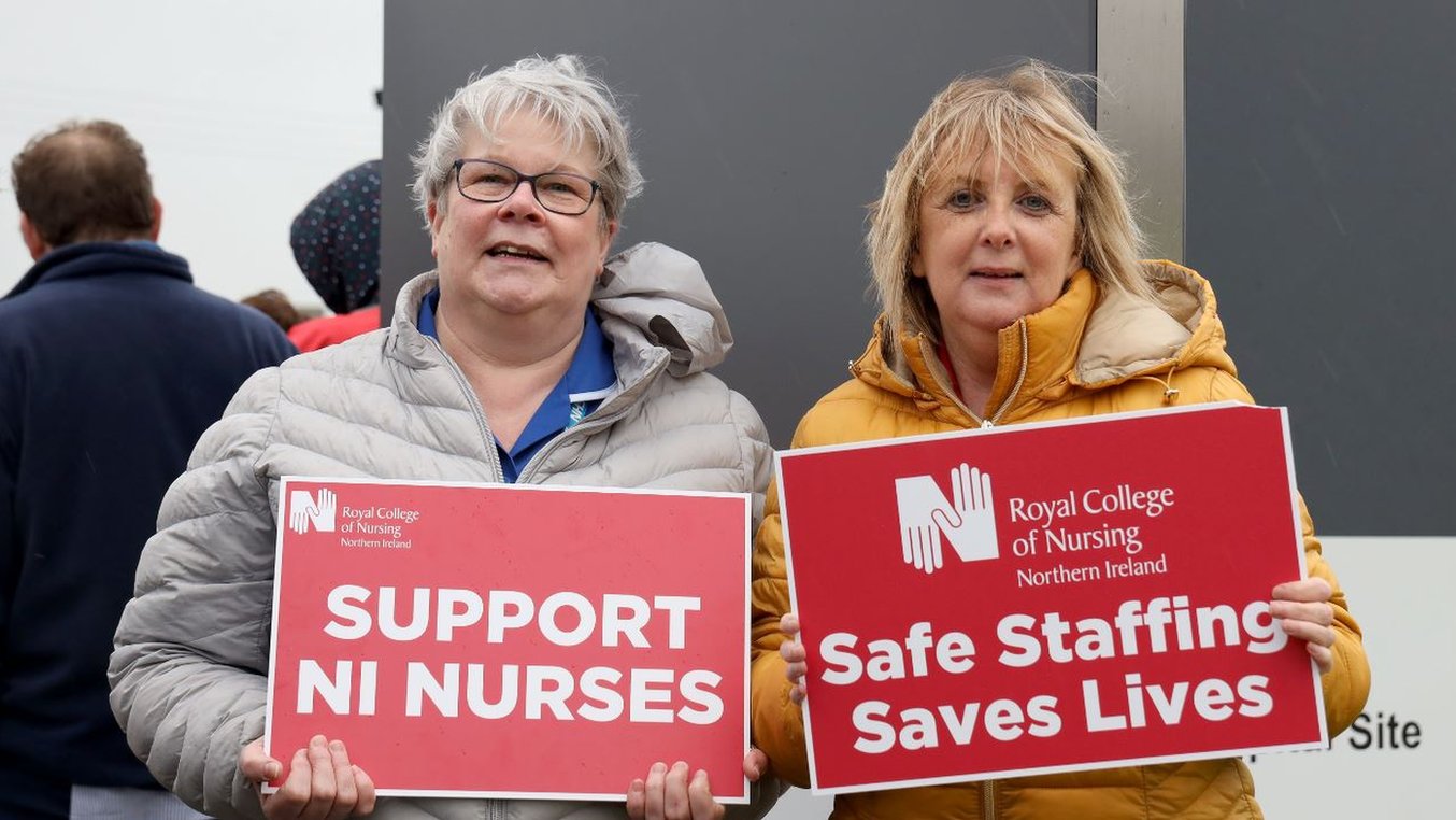 Две медсестры на пикете у больницы Ольстера