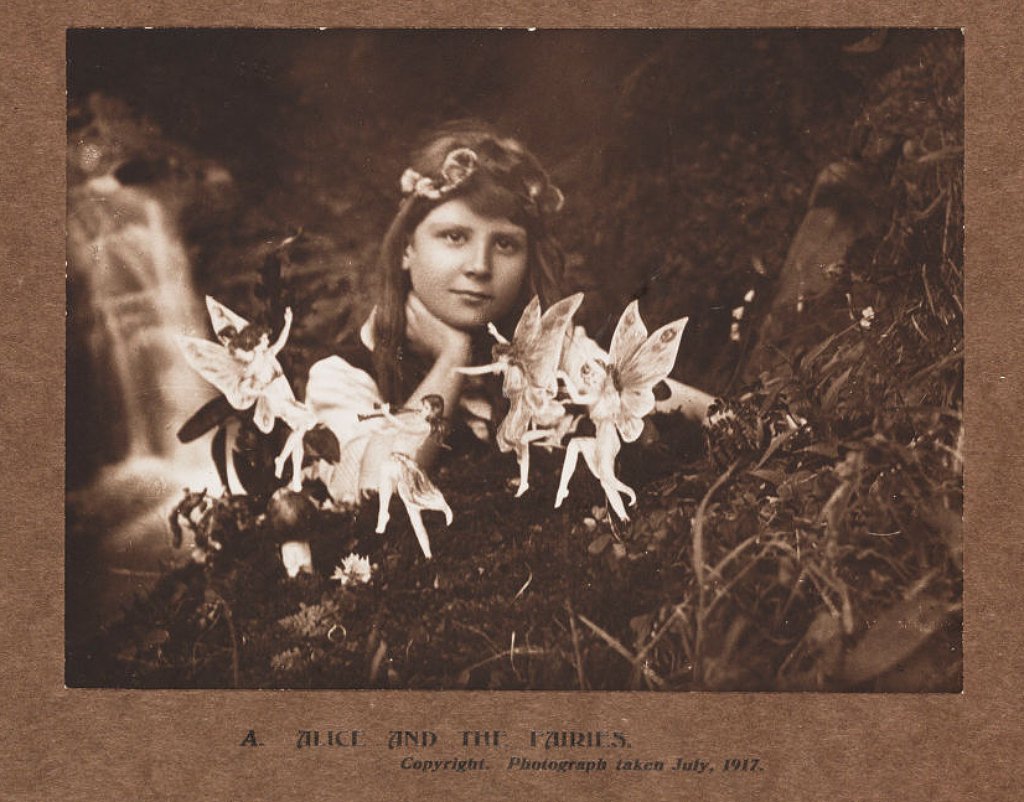 Foto de Frances 'Alice' Griffiths (1907-1986) con hadas, tomada por su prima Elsie 'Iris' Wright (1901-1988).