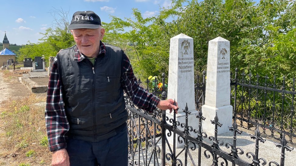 Đorđe Vesej kod groba Mariji i Tituu Vakaresku na seoskom groblju u Vladimirovcu