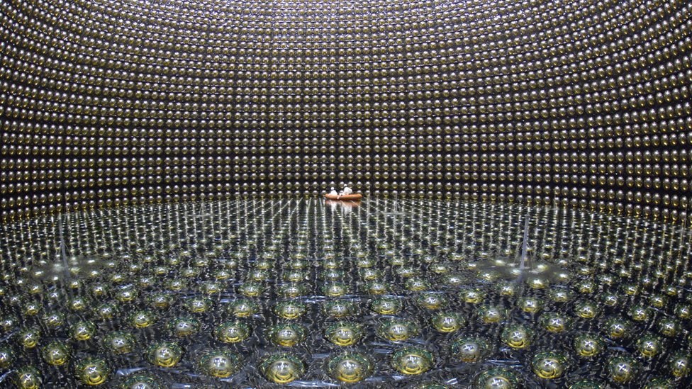 рабочие на надувном плоту внутри огромной нейтринной обсерватории