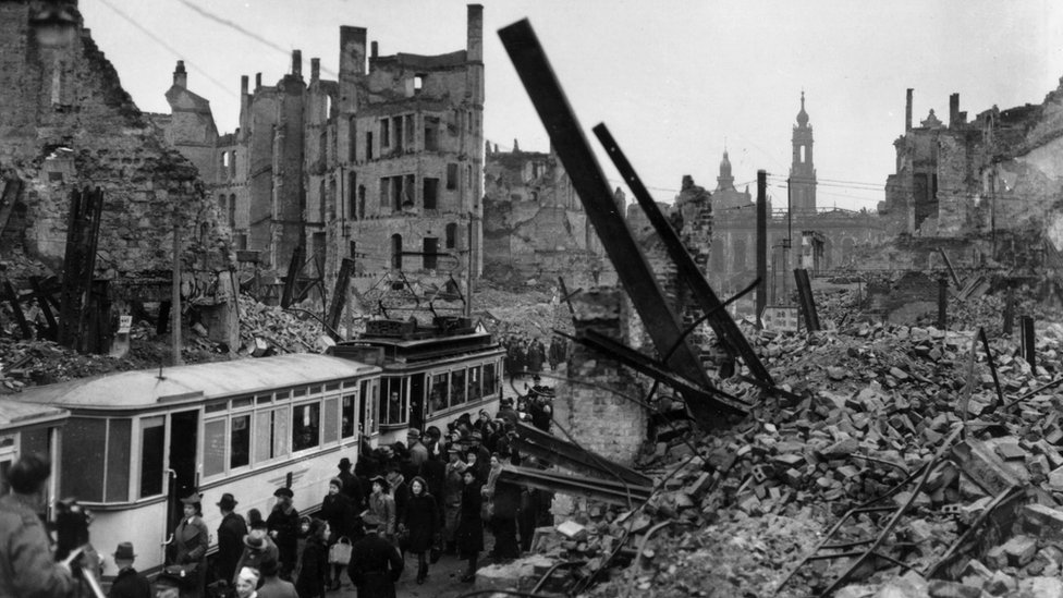 Пассажиры пригородных поездов садятся в трамвай в разрушенном бомбой Дрездене в марте 1946 года