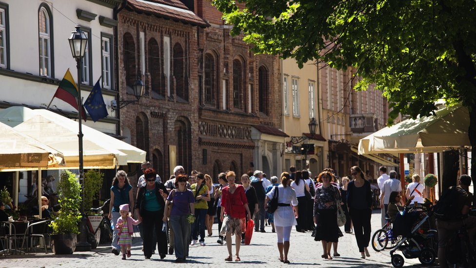 Gente paseando en una calle en Vilna.