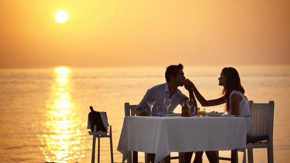 Par koji uživa u romantičnoj večeri na plaži