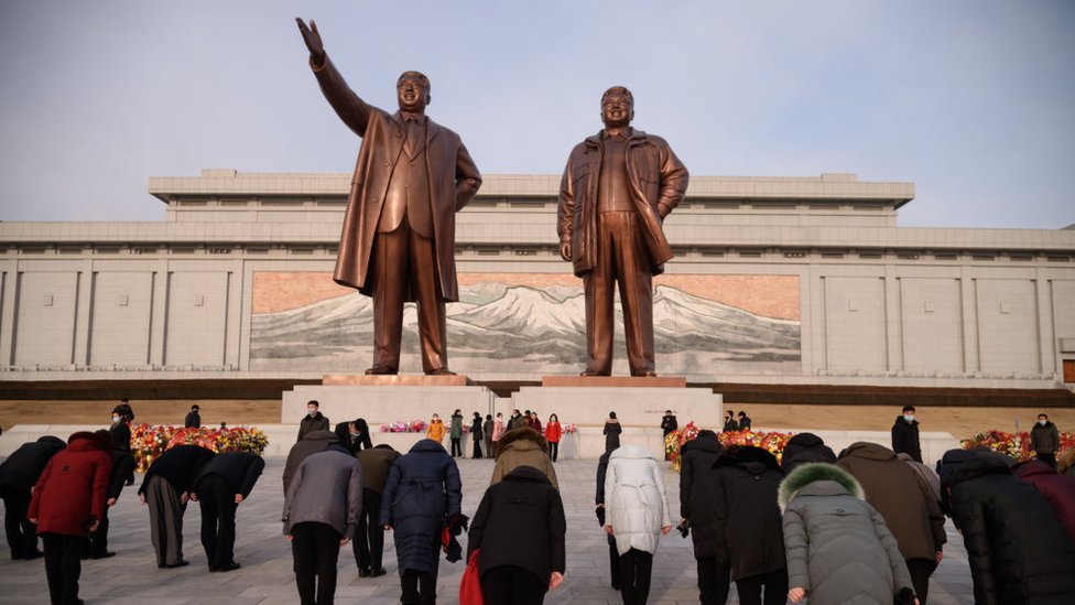 2021年2月，人們在朝鮮已故領導人金日成和金正日的雕像前鞠躬。