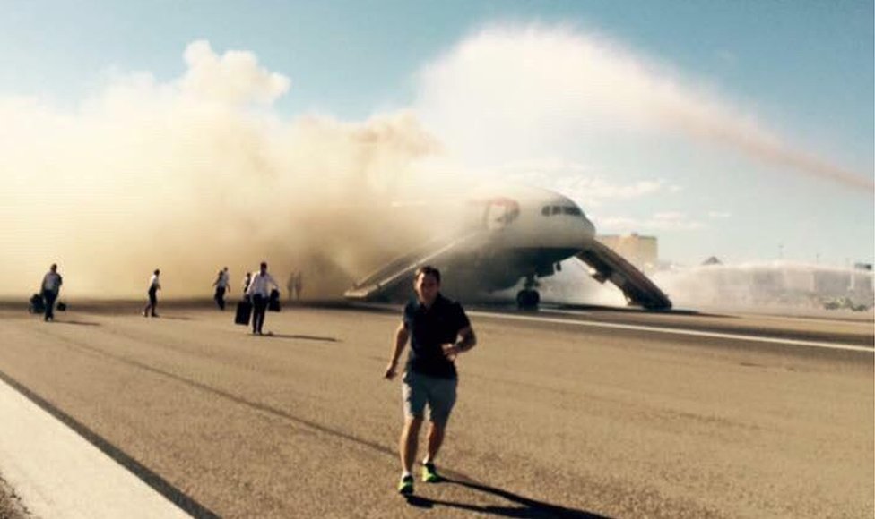 Пассажир бежит от самолета 9 сентября 2015 г.