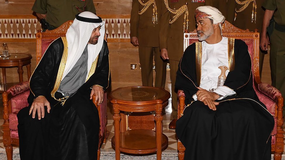 Наследный принц Абу-Даби шейх Мохаммед бин Заид (слева) принят султаном Омана Хайтамом в Маскате 12 января 2020 г.