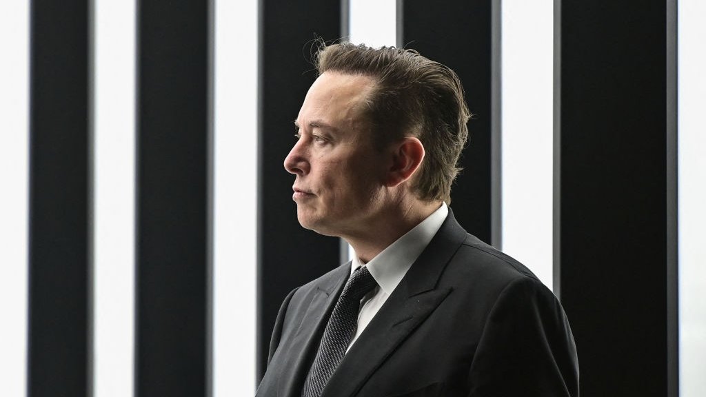 Elon Musk among experts urging a halt to AI training