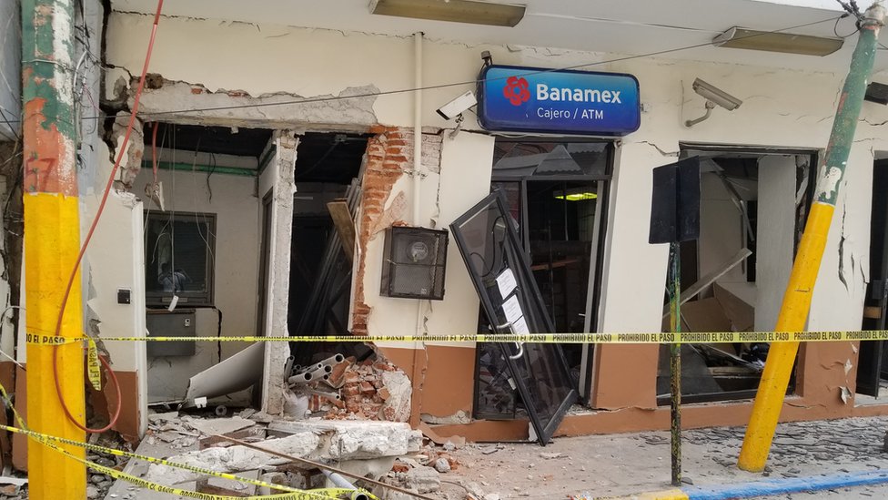 Hay edificaciones a punto de colapsar. Fachada destrozada de un banco en Jojutla