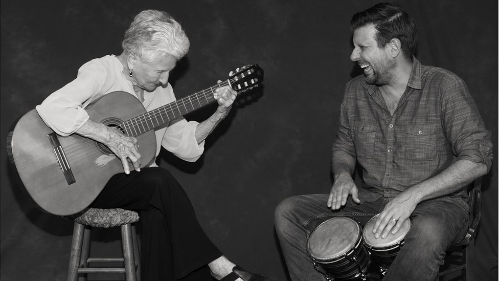Ángela Álvarez junto a su nieto, el también músico Carlos José Álvarez.